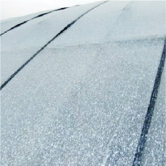 ホワイトクールを噴霧して白くコーティングされた農業用ハウスの屋根