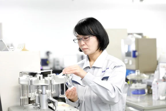 炭酸カルシウムを研究しているイメージ画像