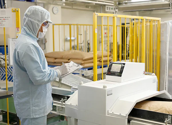 徹底した衛生管理・品質管理に取り組んでいる様子