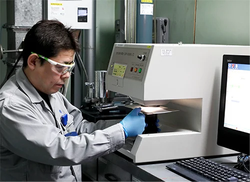 試験紙に塗布した塗料の色差を測定している様子