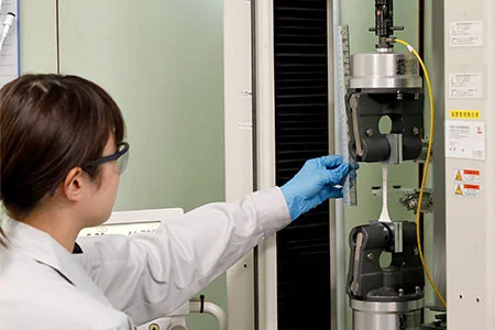 シーラントの力学特性を評価している様子